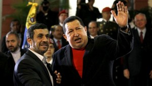 El ex mandatario iraní, Mahmoud Ahmadinejad, junto con Hugo Chávez Crédito: AP
