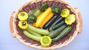 Los zucchini Goldy brillan por su color en el centro de esta canasta de zapallos. Foto de Harry Paris