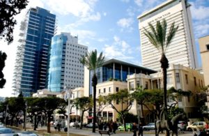 El Boulevard Rothschild de Tel Aviv combina edificios tradicionales con lujosos rascacielos.