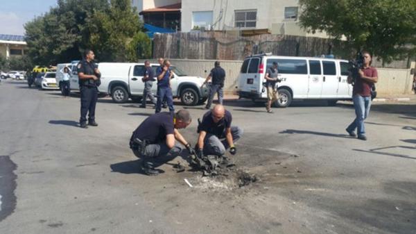 El lugar del impacto en una calle de la ciudad israelí de Sderot
