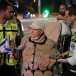 Huyendo de la guerra una vez más, 21 sobrevivientes del Holocausto aterrizan en Israel en vuelos de rescate