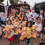 Cientos de niños traen sus ositos de peluche y muñecos para ‘tratamiento’