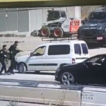 Palestino agarra el rifle de un oficial de policía israelí y huye a Hebrón