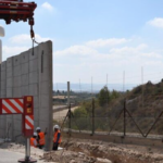 Después de los ataques terroristas, Israel refuerza parte de la barrera de Cisjordania con un muro de 9 metros