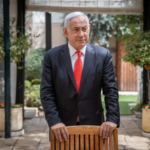 Netanyahu publicará su primera autobiografía en noviembre después de las elecciones