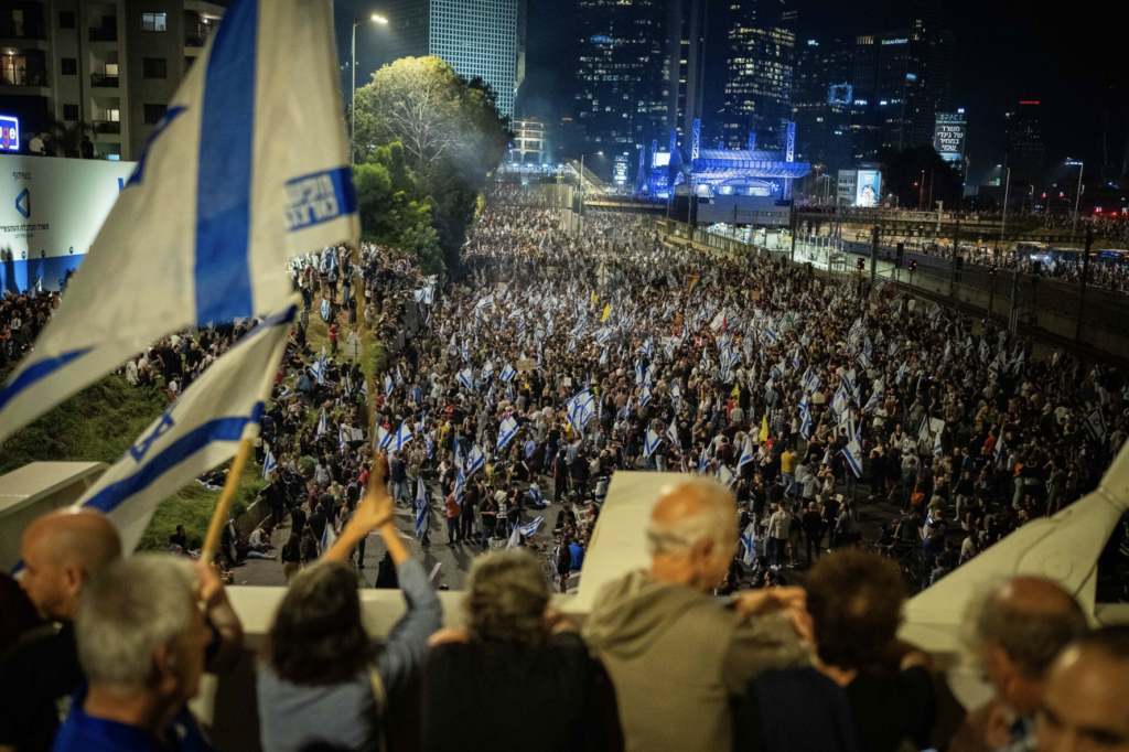 Manifestantes salen a las calles tras el despido de Gallant - Unidos x ...