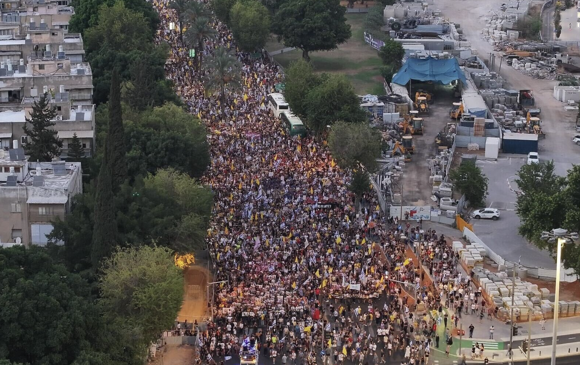 Una multitud colmó la Plaza de los Rehenes de Tel Aviv en una ...