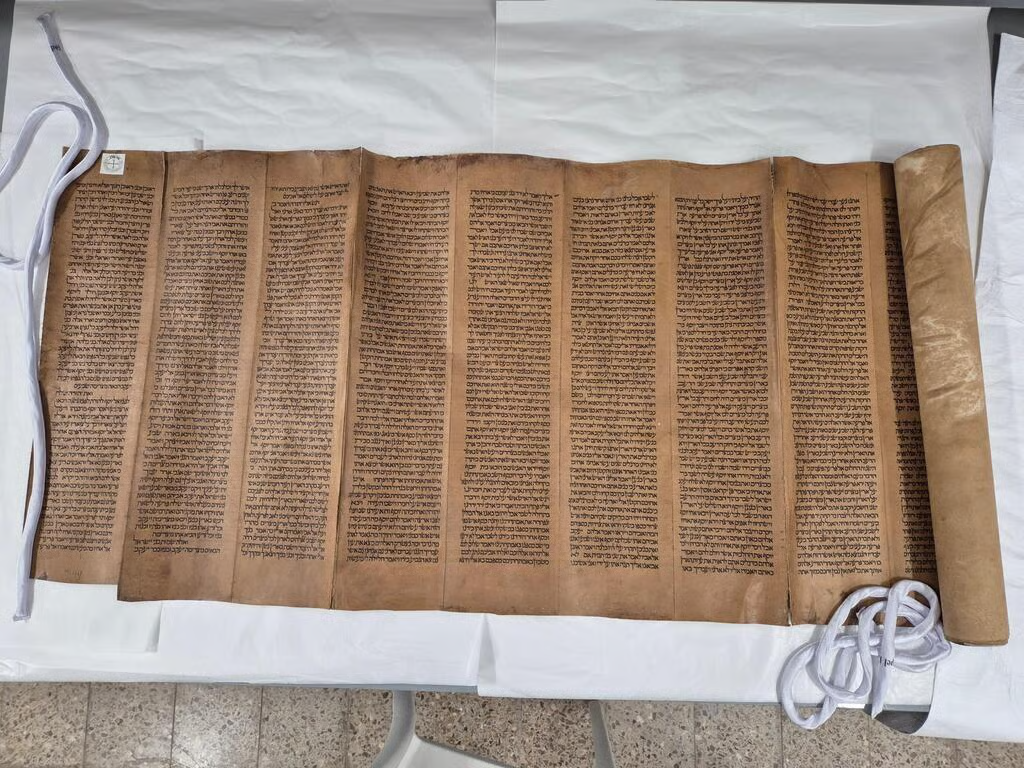 Se desvela un raro rollo de la Torá español medieval para Shavuot ...
